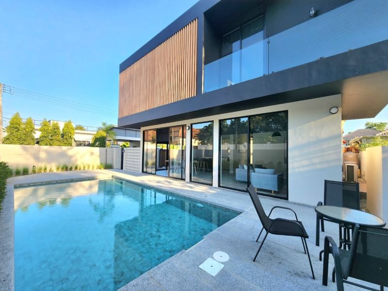 ขายบ้านหางดง บ้านสร้างใหม่โมเดิร์นสไตล์  สระว่ายน้ำระบบเกลือ พร้อมเฟอร์นิเจอร์ ราคา 9.9 ล้าน (โอนคนละครึ่ง)